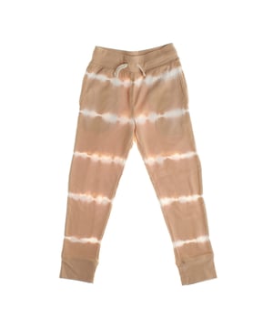 Unisex sportbroek voor kinderen, ontworpen om comfort te bieden bij elke beweging.

Gemaakt van een zachte katoenstof, garanderen ze een aangename textuur en een goede ademend vermogen.

De verstelbare elastische tailleband met trekkoord zorgt voor een veilige en gemakkelijke pasvorm, terwijl handige zijzakken functionaliteit toevoegen.

Het Gap-logo op de heup geeft het een onderscheidende uitstraling.

De aansluitende enkels boordjes zorgen voor een moderne uitstraling en garanderen een veilige pasvorm. Ideaal voor sportactiviteiten of dagelijkse gebruik, waarbij comfort en stijl in één kledingstuk worden aangeboden.
Samenstelling: 79% Katoen, 21% Polyester
Onderhoud:
- Machinewas koud.
- Was met vergelijkbare kleuren.
- Vermijd het gebruik van bleekmiddel.
- Drogen op lage temperatuur in de droger.
- Strijk op lage temperatuur.
- Niet chemisch reinigen.