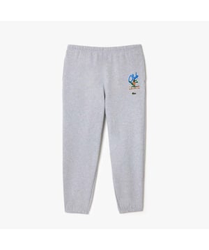 De Jogger: comfort vorm met verfijnde details.- Verrijk je silhouet met deze jogger pant dankzij: Zachte en warme geborstelde katoen fleece materialen premium blends.- Relaxed fit, comfortabel gemak op het lichaam, relaxte heup met wijde rechte pijp.- Zakken aan zijkanten.- Elastiek aan onderkant pijpen.- 3cm groene krokodil aan linkerkant.- Daarbovenop: Club Lacoste mascotte plastisol print op linkerbeen. Materiaal: 83% Katoen, 17% Polyester. Ref: XH1521CCA.