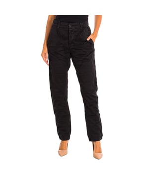 Pantalones Largos Le temps des Cerises.  
Color Negro  
Es ideal para múltiples combinaciones y diferentes ocasiones.  
Cierre principal de botón.  
Dos bolsillos abiertos en la parte frontal.  
Bolsillos traseros de parche con solapa.  
Trabillas para cinturón.  
Costuras vistas en tono.  

Composición: 100% Algodón.  

-Lavar a máquina a una temperatura máxima de 30º.  
-No usar secadora.  
-No usar blanqueador.  
-Temperatura máxima de planchado 150º.  
-No limpiar en seco.  
Composición: 100% algodón.  
Cuidado:  
-Lavar a máquina a una temperatura máxima de 30º.  
-No usar secadora.  
-No usar blanqueador.  
-Temperatura máxima de planchado 150º.  
-No limpiar en seco.  