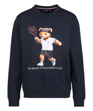 Het 19v69 ITALIA sweatshirt *NICO TENNIS TEDDY* combineert een sportieve stijl met een speelse teddyprint. De zachte materiaalmix maakt het comfortabel om te dragen, terwijl de klassieke ronde halslijn een casual look afrondt die perfect is voor vrije tijd en streetwear.