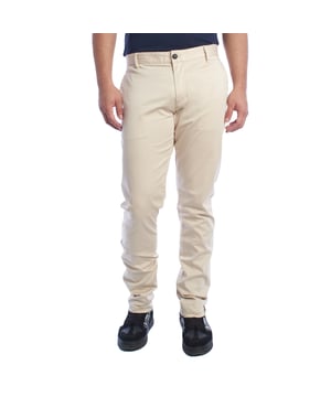 Pantalones chinos de corte slim fit para hombre de Emporio Armani, diseñados para combinar elegancia y estilo casual.

Características:

- Corte: Slim fit que ofrece un ajuste moderno y estiloso, realzando la figura masculina.

Bolsillos:

- Dos bolsillos laterales funcionales.
- Dos bolsillos traseros de ribete para un toque sofisticado.

- Detalles distintivos: Logo metálico de la marca discretamente colocado en uno de los bolsillos traseros, añadiendo un acabado elegante.

- Versatilidad: Perfectos para combinar con camisas o camisetas para ocasiones formales o informales.

- Construcción: Materiales de alta calidad que garantizan confort y durabilidad.

Estos chinos son una elección ideal para el hombre moderno que busca una prenda versátil con la firma distintiva de Emporio Armani.  
Composición: 98% Algodón, 2% Elastano  
Cuidado:  
- Lavar a máquina en frío en ciclo delicado.  
- Utilizar detergentes suaves.  
- Usar secadora a baja temperatura.  
- Planchar a baja temperatura.  
- No limpiar en seco.