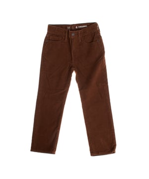 Deze jongensbroek is gemaakt van zachte corduroy en heeft een onzichtbare elastische tailleband, wat zorgt voor een comfortabele en flexibele pasvorm.

Bovendien heeft de sluiting een haakknop aan de binnenzijde, waardoor hij gemakkelijk aan te trekken is zonder concessies te doen aan de uitstraling.

Het ontwerp bevat de klassieke vijf zakken, wat functionaliteit toevoegt aan de veelzijdige stijl.

Met een rechte snit is deze broek perfect te combineren voor verschillende gelegenheden, en behoudt het een elegante en gezellige uitstraling voor koelere dagen.
Samenstelling: 100% Katoen
Verzorging:
- Machinewas op een koude stand.
- Was met vergelijkbare kleuren.
- Vermijd het gebruik van bleekmiddelen.
- Droog op een lage temperatuur in de droger.
- Strijk op een lage temperatuur.
- Niet chemisch reinigen.