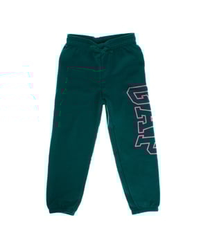 Meisjes sportbroek, gemaakt van een zachte en comfortabele stof, perfect om de hele dag comfortabel te blijven.

Ze hebben een verstelbare elastische tailleband met een trekkoord, wat zorgt voor een perfecte pasvorm.

Elastische enkels zorgen voor een veilige pasvorm en helpen je warm te houden.

Het grote GAP-logo op één been voegt een moderne en onderscheidende touch toe.

Ideaal voor zowel sportactiviteiten als dagelijks gebruik, deze broek combineert stijl en functionaliteit perfect.
Samenstelling: 77% Katoen, 23% Polyester
Onderhoud:
- Machinewas op koude temperatuur.
- Gebruik vergelijkbare kleuren in de was.
- Vermijd het gebruik van bleekmiddelen.
- Droog op lage temperatuur in de droger.
- Strijk op lage temperatuur.
- Niet chemisch reinigen.