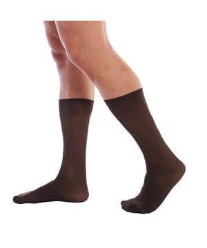 2 Pares de Calcetines ejecutivos hombre de Kisses&Love. Están diseñados para maximizar su comodidad, estos calcetines de agarre suave son perfectos para el uso diario.

Mejores calcetines de oficina. Mejor estilo empresarial. Nuestros calcetines de negocio están fabricados con 100% poliamida de primera calidad. Obtendrá calidez, comodidad, transpirabilidad y estabilidad al usar estos calcetines ejecutivos anti presión.

Son perfectamente ajustables, no se arrugan ni se caen. Este pack de calcetines hombre es la elección perfecta para el hombre moderno que busca confort, estilo y elegancia en su vestimenta de trabajo o diaria.

Estos calcetines clásicos son ideales para usar durante todo el año y se combinan bien con zapatos formales o casuales. Son una excelente opción para viajes de negocios. Cada pack incluye 2 pares de calcetines, presentados en una caja, y disponibles en la talla 40-45.

Los colores simples combinan perfectamente con trajes o ropa casual de negocios, mejorando cualquier look profesional. Puedes elegir entre los diferentes colores disponibles.

Calcetines de negocios ideales para llevar con traje y pantalón formal durante todo el año, ya que su firme sujeción evita que el calcetín se caiga y permite que el pantalón deslice fácilmente por la pierna. 

¡Elige estilo, calidad y confort con Kisses&Love!
 Composición: 100% Poliamida
 Cuidados:
- Lavar a mano.
- No usar lejía.
- No admite lavado en seco.
- No utilizar secadora.
- No planchar.
