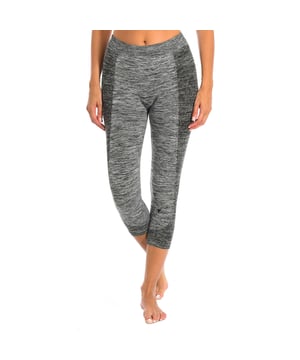 3/4 sports leggings.
 Elastic and comfortable fabric.
 Perfect fit.
 Sports women's pants. It adapts perfectly to the body and offers freedom of movement and maximum comfort for the wearer thanks to its anatomical body.
 Extra comfortable waistband made of breathable fabric.
 Sports pants with ergonomic style, flat waistband and thin edge at the bottom of the leg. Thanks to the breathable fabric, the skin remains cool and dry.
 Composition: 92% Polyamide; 8% Elastane
 Care:
Wash maximum at 30º.
 Do not use bleach.
 Do not use a dryer.
 Ironing is not allowed.
 Do not dry clean.