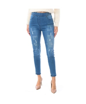 El legging estilo pantalón tejano largo para mujer, confeccionado con 93% algodón y 7% elastano, es la prenda perfecta que combina la apariencia clásica de unos jeans con la comodidad y flexibilidad de unos leggings. Este legging estilo pantalón vaquero es ideal para aquellas mujeres que buscan una opción versátil y estilosa para su guardarropa.

Características Principales:

Material de Alta Calidad: Confeccionados con un 93% de algodón y un 7% de elastano, estos leggings ofrecen una sensación suave y natural al tacto, además de una excelente elasticidad para un ajuste perfecto.

Estilo Pantalón Tejano: Diseñados para parecerse a unos jeans, estos leggings ofrecen el estilo clásico de un pantalón vaquero con la comodidad de un legging.

Cintura Elástica: La cintura elástica asegura un ajuste cómodo y seguro, permitiendo una mayor libertad de movimiento sin comprometer el estilo.

Ajuste Perfecto: Gracias al contenido de elastano, estos leggings se adaptan perfectamente a la forma del cuerpo, realzando la figura y proporcionando un look estilizado.

Versatilidad de Uso: Ideales para una amplia gama de actividades, desde el uso diario hasta ocasiones casuales y eventos informales.

El legging estilo pantalón tejano largo para mujer 93% algodón y 7% elastano es una elección perfecta para quienes buscan la combinación ideal de comodidad, estilo y versatilidad en una sola prenda. Su diseño inspirado en los jeans y los materiales de alta calidad aseguran que estos leggings sean una adición esencial a cualquier guardarropa femenino.
 Composición: 93% Algodón, 7% Elastano
 Cuidados:
Lavar a temperatura máxima 30º.
No lavar en seco.
Admite plancha a baja temperatura.
No admite secadora.