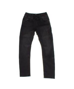 Slim fit jeans voor jongens, gemaakt van zachte en duurzame denim, perfect voor een moderne en comfortabele look.

De verstelbare elastische tailleband met trekkoord zorgt voor een perfecte fit en makkelijk aan- en uittrekken.

Met hun klassieke vijf-pocketontwerp en slanke pijpen bieden deze broek een hedendaagse stijl zonder in te boeten op comfort, ideaal voor dagelijks gebruik.
Samenstelling: 81% Katoen, 17% Polyester, 2% Elastaan
Onderhoud:
- Machinewas koud.
- Gebruik vergelijkbare kleuren in de was.
- Vermijd het gebruik van bleekmiddelen.
- Droog op lage temperatuur in de droger.
- Strijk op lage temperatuur.
- Niet chemisch reinigen.