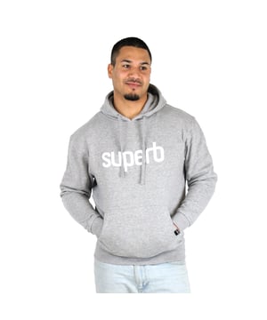 Verhoog je stijl met de Puffy Mode Heren Sweater, een veelzijdig en comfortabel kledingstuk dat ontworpen is voor dagelijks gebruik. Perfect voor een ontspannen, urban look.

Details:
- Capuchon met verstelbaar koord.
- Voorzak in kangoeroestijl.
- Ribgebreide boorden en zoom.
- Gegraveerd merkembleem.
- Zachte binnenkant.
- Katoen.

Deze herenhoodie is een uitstekende keuze voor wie op zoek is naar een comfortabel, veelzijdig en stijlvol stuk voor de casual garderobe. Hij kan gemakkelijk worden gecombineerd met jeans of shorts en is geschikt voor verschillende gelegenheden.
Samenstelling: 73% Katoen, 20% Polyester, 7% Viscose
Verzorging:
Wassen op maximaal 30ºC.
Strijken op lage temperatuur.
Niet in de droger drogen.
Geen bleekmiddel gebruiken.