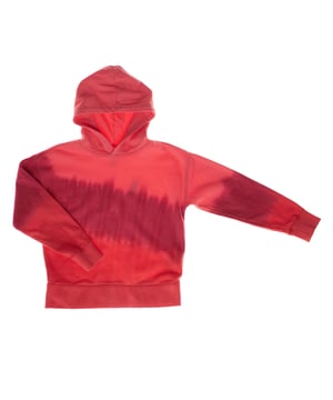 Meisjes hoodie gemaakt van een zachte, pluche stof aan de binnenkant, die de hele dag voor warmte en comfort zorgt.

Het heeft een ontwerp met lange mouwen, ideaal voor koele klimaten, met een capuchon die een extra beschermlaag tegen de kou biedt.

De mouwen en de zoom zijn geribbeld, wat zorgt voor een comfortabele pasvorm en je warm houdt.

Het is een veelzijdig en praktisch kledingstuk, perfect om te combineren met verschillende stijlen en voor dagelijks gebruik of buitensportactiviteiten.
Samenstelling: Lichaam: 77% Katoen, 23% Polyester; Voering capuchon: 100% Katoen
Onderhoud:
- Machinewas op koude stand op een delicaat programma.
- Gebruik milde wasmiddelen.
- Gebruik de wasdroger op een lage temperatuur.
- Strijken op lage temperaturen.
- Niet chemisch reinigen.