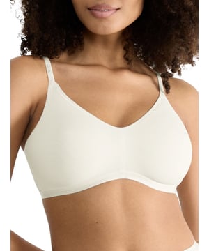 Sloggi GO Daily Cotton Soft-BH. Die GO Daily Cotton Kollektion verwendet zertifizierte Bio-Baumwolle für geschmeidige, dehnbare Unterwäsche für den Alltag. Drahtloser Soft-Cup-BH mit Haken- und Ösenverschluss, verstellbaren Trägern und hohem Baumwollanteil. Produkt ist maschinenwaschbar.