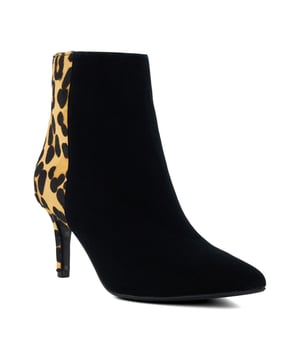 Machen Sie Platz in Ihrem Kleiderschrank für diese Alleskönner-Stiefel. Auf einem Stiletto-Absatz und mit spitzer Zehenpartie sowie Reißverschluss versehen, verfügen sie über ein dezentes goldenes ineinander verschlungenes Initiallogo auf der Rückseite.
