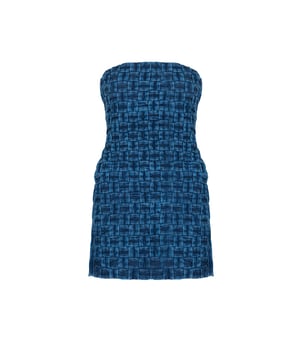 El corte corto de este vestido le añade un encanto juvenil, resaltando perfectamente la silueta y dándole ligereza, lo que lo hace una opción perfecta para los cálidos días de verano, cuando quieres sentirte cómoda pero estilosa.

El vestido de jeans es un clásico que nunca pasa de moda y su material universal garantiza durabilidad y comodidad de uso, permitiendo crear diferentes estilos tanto para el día a día como para ocasiones especiales.

El vestido con cremallera no solo es práctico, sino que también agrega un carácter moderno, facilitando vestirse de manera rápida y cómoda, mientras se convierte en un accesorio de moda en todo el atuendo.

El patrón de cuadros en la parte frontal es un elemento decorativo sutil que añade elegancia y originalidad al vestido, atrayendo la mirada y destacando la atención a los detalles en el diseño.

El detalle de marca en la cremallera no solo es un signo de calidad, sino también un accesorio elegante que denota prestigio y cuidado en los detalles, resaltando la exclusividad de este vestido.

Producido en Albania, lo que garantiza una alta calidad de fabricación y atención en cada detalle, así puedes estar segura de que estás eligiendo un producto que te servirá durante mucho tiempo.