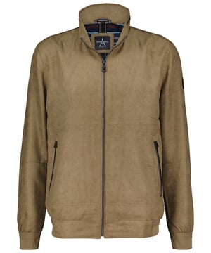 100% Polyester • Innenfutter mit einer Innentasche mit Reißverschluss und einer Innentasche mit Knopfverschluss • Wasserabweisend • Atmungsaktiv • Komfortabel Unser Model ist 190cm groß und trägt Größe M/50