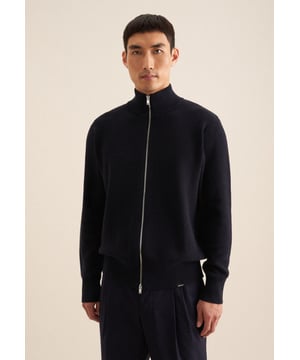 : Die Strick-Jacke von Seidensticker aus der "SMART CASUAL" Kollektion erweitert Ihre Garderobe um einen hochwertigen Look, der den Geist der Zeit trifft. Ob Homeoffice, Veranstaltungen, Büro oder Freizeit - sie ist ein eleganter Klassiker, der durch schlichte Eleganz überzeugt. Rippe stellt sich als ideale Leinwand für Ihre individuellen Outfit-Variationen dar. In Kombination mit 100% Baumwolle ist sie besonders ansprechend. Das Uni-Muster macht sie zu einem absoluten Must-have. Ein zeitloses Accessoire, das moderne Outfits stilsicher ergänzt. Für Liebhaber von eleganten Looks ist diese Langarm-Strick-Jacke eine sehr gute Wahl. Ein Ausschnitt mit Stehkragen unterstreicht den smarten Charakter.