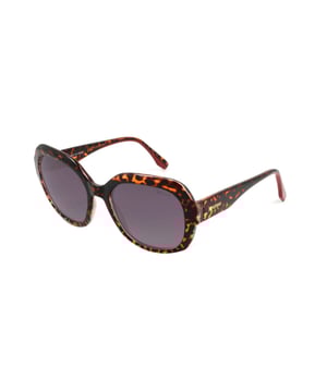 These Kodak women's sunglasses combine a classic and modern design with discreet details that add sophistication.

 Shape and design:
 - The shape of these sunglasses is oval and voluminous, which gives them a retro and elegant design.

 Frame Material:
 - The frame of these sunglasses is made of polycarbonate, a material known for its impact resistance and lightness.

 Sideburns:
 - The temples are also made of polycarbonate, matching the frame material.

 Brand details:
 - Kodak branding on temples.

 Glasses:
 - Polarized: Yes.
 - Progression: Yes, compatible with progressive lenses.
 - Graduation: Yes, adaptable to your visual needs.
 - 100% UV400 protection.

 The color of the sunglasses lenses may vary slightly from the images due to lighting effects or adjustments in the material finish, but they will always retain their style and quality!
 Measures: Lens height: 48 mm. Lens width: 54 mm. Bridge: 19 mm. Temples: 145 mm.
 Composition: Polycarbonate
 Care:
Use a microfiber cloth to clean the lenses and avoid scratches.