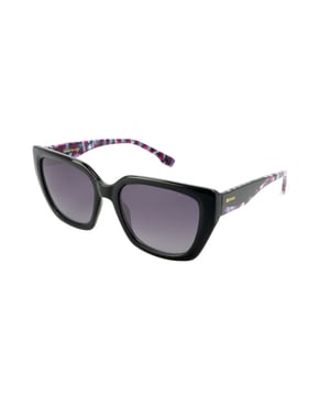 Estas gafas de sol para mujeres de Kodak combinan un diseño clásico y moderno con detalles discretos que añaden sofisticación.

Forma y diseño:
- Gafas de sol cuadradas y a la moda, ideales para un estilo versátil y atemporal.

Material de la montura:
- La montura de estas gafas está hecha de policarbonato, un material conocido por su resistencia a impactos y ligereza.

Patillas:
- Las patillas también están hechas de policarbonato, coincidiendo con el material de la montura.

Detalles de la marca:
- Logotipo de Kodak en las patillas.

Lentes:
- Polarizadas: Sí.
- Progresivas: Sí, compatibles con lentes progresivas.
- Graduación: Sí, adaptables a tus necesidades visuales.
- Protección 100% UV400.

El color de las lentes de las gafas puede variar ligeramente de las imágenes debido a efectos de iluminación o ajustes en el acabado del material, ¡pero siempre conservarán su estilo y calidad!
Medidas: Altura de la lente: 45 mm. Ancho de la lente: 54 mm. Puente: 18 mm. Patillas: 145 mm.
Composición: Policarbonato.
Cuidado:
Utiliza un paño de microfibra para limpiar las lentes y evitar rayones.