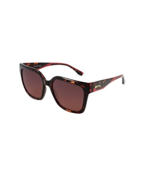 Estas gafas de sol para mujeres de Kodak combinan un diseño clásico y moderno con detalles discretos que aportan sofisticación.

Forma y diseño:
- Gafas de sol cuadradas a la moda, ideales para un estilo versátil y atemporal.

Material del marco:
- El marco de estas gafas está hecho de policarbonato, un material conocido por su resistencia al impacto y ligereza.

Patillas:
- Las patillas también están hechas de policarbonato, combinando con el material del marco.

Detalles de la marca:
- Logo de Kodak en las patillas.

Cristales:
- Polarizados: Sí.
- Progresivos: Sí, compatibles con lentes progresivas.
- Graduación: Sí, adaptables a tus necesidades visuales.
- Protección 100% UV400.

El color de las lentes de las gafas de sol puede variar ligeramente de las imágenes debido a efectos de iluminación o ajustes en el acabado del material, pero siempre mantendrán su estilo y calidad.
Medidas: Altura de la lente: 44 mm. Ancho de la lente: 54 mm. Puente: 18 mm. Patillas: 145 mm.
Composición: Policarbonato.
Cuidado:
Utiliza un paño de microfibra para limpiar las lentes y evitar rayones.