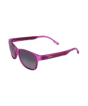 Estas gafas de sol para mujeres Kodak combinan un diseño clásico y moderno con detalles discretos que añaden sofisticación.

Forma y diseño:
- Gafas de sol cuadradas Kodak, ideales para un estilo versátil y atemporal.

Material del armazón:
- Hechas de Nylon TR90, un material ultra ligero, flexible y resistente, estas gafas garantizan comodidad durante todo el día.

Patillas:
- Las patillas también están hechas de TR90, en correspondencia con el material del armazón.

Detalles de la marca:
- Logo de Kodak en las patillas.

Cristales:
- Polarizados: Sí.
- Progresivos: Sí, compatibles con lentes progresivas.
- Graduación: Sí, adaptables a tus necesidades visuales.
- Protección 100% UV400.

El color de los lentes de las gafas puede variar ligeramente de las imágenes debido a efectos de iluminación o ajustes en el acabado del material, pero siempre mantendrán su estilo y calidad.
Medidas: Altura del lente: 39 mm. Ancho del lente: 54 mm. Puente: 16 mm. Patillas: 140 mm.
Composición: Nylon TR90
Cuidado:
Usa un paño de microfibra para limpiar los lentes y evitar rayones.