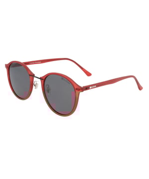 Si te gusta llevar lo último en moda y los accesorios son vitales para tu imagen general, no te pierdas las gafas de sol unisex Kodak CF90016.

Forma y diseño:
- Gafas de sol Kodak con una clásica forma redonda.

Material de la montura:
- Fabricadas en Nylon TR90, un material ultraligero, flexible y resistente, estas gafas garantizan comodidad durante todo el día.

Patillas:
- Las patillas también están hechas de TR90, a juego con el material de la montura.

Detalles de la marca:
- Logo de Kodak en las patillas.

Lentes:
- Polarizadas: Sí.
- Progresivas: Sí, compatibles con lentes progresivas.
- Graduación: Sí, adaptables a tus necesidades visuales.
- Protección UV400 al 100%.

El color de las lentes de las gafas puede variar ligeramente de las imágenes debido a efectos de iluminación o ajustes en el acabado del material, pero siempre mantendrán su estilo y calidad.
Medidas: Altura de lente: 45 mm. Ancho de lente: 49 mm. Puente: 22 mm. Patillas: 140 mm.
Composición: Nylon TR90
Cuidado:
Utiliza un paño de microfibra para limpiar las lentes y evitar rayones.