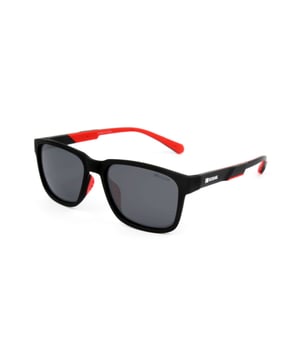 Estas gafas de sol para hombres Kodak combinan un diseño clásico y moderno con detalles discretos que añaden sofisticación.

Forma y diseño:
- Gafas de sol cuadradas Kodak, ideales para un estilo versátil y atemporal.

Material de la montura:
- Hechas de Nylon TR90, un material ultra liviano, flexible y resistente, estas gafas garantizan comodidad durante todo el día.

Patillas:
- Las patillas también están hechas de TR90, combinando con el material de la montura.

Detalles de la marca:
- Logo de Kodak en las patillas.

Lentes:
- Polarizadas: Sí.
- Progresivas: Sí, compatibles con lentes progresivas.
- Graduación: Sí, adaptables a tus necesidades visuales.
- 100% protección UV400.

El color de los lentes de las gafas puede variar ligeramente de las imágenes debido a efectos de iluminación o ajustes en el acabado del material, pero siempre mantendrán su estilo y calidad.
Medidas: Altura de los lentes: 42 mm. Ancho de los lentes: 56 mm. Puente: 18 mm. Patillas: 145 mm.
Composición: Nylon TR90
Cuidado:
Utiliza un paño de microfibra para limpiar los lentes y evitar rayones.