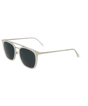 Estas gafas de sol para hombre de Kodak combinan un diseño clásico y moderno con detalles discretos que añaden sofisticación.

Forma y diseño:
- Gafas de sol cuadradas Kodak, ideales para un estilo versátil y atemporal.
- Doble puente.

Material de la montura:
- Hechas de Nylon TR90, un material ultraligero, flexible y resistente, estas gafas garantizan comodidad durante todo el día.

Patillas:
- Las varillas son de metal con acabados de nylon TR90.

Detalles de la marca:
- Marca Kodak en las varillas.

Cristales:
- Polarizados: Sí.
- Progresivos: Sí, compatibles con lentes progresivas.
- Graduación: Sí, adaptables a tus necesidades visuales.
- 100% protección UV400.

El color de las lentes de las gafas puede variar ligeramente de las imágenes debido a efectos de iluminación o ajustes en el acabado del material, ¡pero siempre mantendrán su estilo y calidad!
Medidas: Altura de la lente: 43 mm. Ancho de la lente: 53 mm. Puente: 19 mm. Patillas: 140 mm.
Composición: Nylon TR90
Cuidado:
Utiliza un paño de microfibra para limpiar las lentes y evitar rayones.