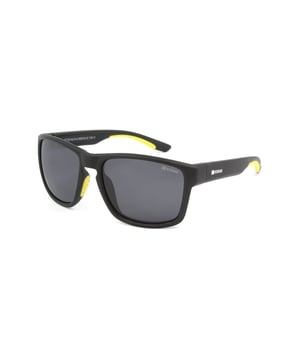 Estas gafas de sol hombre Kodak combinan un diseño deportivo y moderno con detalles vibrantes que las hacen destacar.

Forma y diseño:
- Gafas de sol Kodak con forma rectangular curva.

Material de la montura:
- La montura de estas gafas de sol deportivas está fabricada en policarbonato, un material conocido por su resistencia a los impactos y ligereza.

Patillas metálicas:
- Las patillas también están elaboradas de policarbonato, a juego con el material de la montura.

Detalles de la marca:
- Grabado de la marca Kodak en las patillas y en uno de los lentes.

Lentes:
- Polarizadas: Sí.
- Progresión: Sí, compatibles con lentes progresivos.
- Graduación: Sí, adaptables a tus necesidades visuales.
- 100% protección UV400.

El color de las lentes de las gafas de sol puede variar ligeramente con respecto a las imágenes debido a efectos de iluminación o ajustes en el acabado del material, ¡pero siempre conservarán su estilo y calidad!
 Medidas: Alto lente: 44 mm. Ancho lente: 58 mm. Puente: 18 mm. Patillas: 140 mm.
 Composición: Policarbonato
 Cuidados:
Usar un paño de microfibra para limpiar las lentes y evitar rayaduras.
