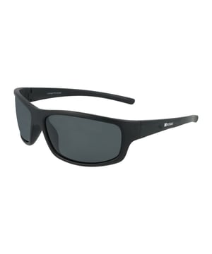 Estas gafas de sol hombre Kodak combinan un diseño deportivo y moderno con detalles vibrantes que las hacen destacar.

Forma y diseño:
- Gafas de sol Kodak con forma rectangular curva.

Material de la montura:
- Fabricadas en Nylon TR90, un material ultraligero, flexible y resistente, estas gafas de sol garantizan comodidad durante todo el día.

Patillas:
- Las patillas también están elaboradas de TR90, a juego con el material de la montura.

Detalles de la marca:
- Grabado de la marca Kodak en las patillas.

Lentes:
- Polarizadas: Sí.
- Progresión: Sí, compatibles con lentes progresivos.
- Graduación: Sí, adaptables a tus necesidades visuales.
- 100% protección UV400.

El color de las lentes de las gafas de sol puede variar ligeramente con respecto a las imágenes debido a efectos de iluminación o ajustes en el acabado del material, ¡pero siempre conservarán su estilo y calidad!
 Medidas: Alto lente: 38 mm. Ancho lente: 63 mm. Puente: 17 mm. Patillas: 126 mm.
 Composición: Nylon TR90
 Cuidados:
Usar un paño de microfibra para limpiar las lentes y evitar rayaduras.