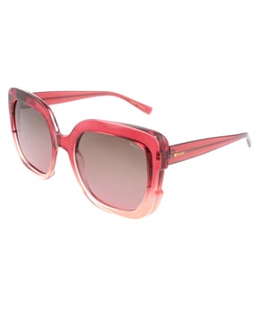 Estas gafas de sol para mujer de Kodak combinan un diseño clásico y moderno con detalles discretos que añaden sofisticación.

Forma y diseño:
- Gafas de sol cuadradas a la moda, ideales para un estilo versátil y atemporal.

Material del armazón:
- El armazón de estas gafas está hecho de policarbonato, un material conocido por su resistencia al impacto y ligereza.

Patillas:
- Las patillas también están hechas de policarbonato, a juego con el material del armazón.

Detalles de la marca:
- Branding de Kodak en las patillas.

Lentes:
- Polarizadas: Sí.
- Progresivas: Sí, compatibles con lentes progresivas.
- Graduación: Sí, adaptables a tus necesidades visuales.
- 100% protección UV400.

El color de las lentes de las gafas de sol puede variar ligeramente de las imágenes debido a efectos de iluminación o ajustes en el acabado del material, ¡pero siempre mantendrán su estilo y calidad!
Medidas: Altura de la lente: 49 mm. Ancho de la lente: 54 mm. Puente: 20 mm. Patillas: 140 mm.
Composición: Policarbonato
Cuidado:
Usa un paño de microfibra para limpiar las lentes y evitar rayones.
