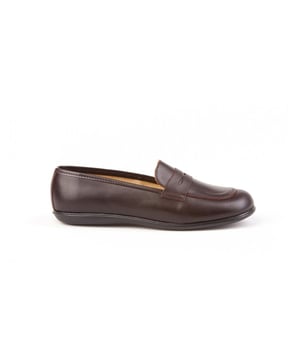 Una línea clásica. Elegantes y cómodos, ideales para los uniformes de cole. Zapato tipo mocasín fabricado en napa de piel bovina. La parte interior está fabricada con forro de piel natural, protector de punteras y talones, planta con puente anatómico y suela de goma antideslizante. Calzado diseñado y fabricado en España.