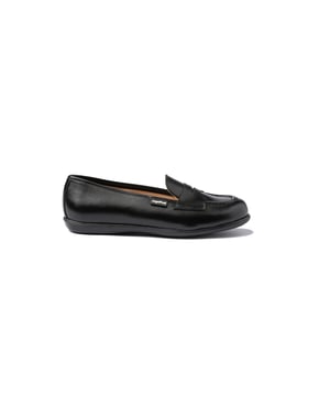 Una línea clásica. Elegantes y cómodos, ideales para los uniformes de cole. Zapato tipo mocasín fabricado en napa de piel bovina. La parte interior está fabricada con forro de piel natural, protector de punteras y talones, planta con puente anatómico y suela de goma antideslizante. Calzado diseñado y fabricado en España.