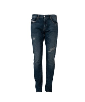 Abrochados con botones logotipados que añaden un carácter único, estos pantalones son la elección perfecta para quienes valoran los detalles sutiles y el estilo de marca.

Su corte recto hace que estos pantalones sean universales y se adapten tanto a estilos casuales como a estilizaciones más elegantes, ofreciendo comodidad y libertad de movimiento en cualquier situación.

Con un tiro medio que resalta perfectamente la figura, estos pantalones no solo son cómodos, sino también muy a la moda, combinando idealmente la tradición con la modernidad.

En la parte delantera tienen tres bolsillos, y en la trasera dos, ofreciendo un montón de espacio para guardar los elementos esenciales, manteniendo al mismo tiempo una apariencia ordenada y organizada.

Con desgastes en los bolsillos y las piernas que añaden un toque de carácter rebelde, estos pantalones son una excelente elección para aquellos que les gusta destacarse entre la multitud.

Hechos de tejido de alta calidad que asegura durabilidad y confort al vestir, estos pantalones serán tu pieza favorita en el armario durante muchas temporadas.