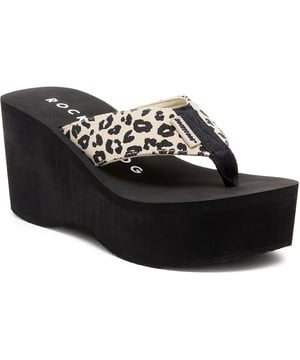 Maak je klaar om hoofden te laten omdraaien met de Crush Leopard Print teenslippers. Met hun torenhoge plateau en felle luipaardprint maken ze een statement. De comfortabele katoenen bandjes en het lichtgewicht EVA-platform houden je voeten tevreden.