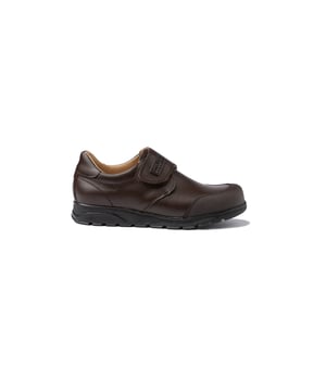 Eine klassische Linie. Bequem und flexibel, ideal für Schuluniformen. College-Blucher-Schuh mit verstärkter PVC-Zehenkappe aus Rindsnappaleder mit Klettverschluss. Der Innenraum besteht aus Naturlederfutter, Zehen- und Fersenschutz, Innensohle mit anatomischem Steg und rutschfester Gummisohle. In Spanien entworfene und hergestellte Schuhe.