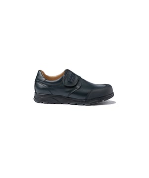 Una línea clásica. Cómodos y flexibles, ideales para los uniformes de cole. Zapato tipo blucher colegial con puntera de PVC reforzado fabricado en napa de piel bovina con sistema de cierre velcro. La parte interior está fabricada con forro de piel natural, protector de punteras y talones, planta con puente anatómico y suela de goma antideslizante. Calzado diseñado y fabricado en España.
