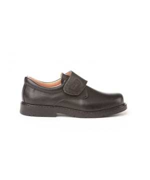 Eine klassische Linie. Bequem und flexibel, ideal für Schuluniformen. College-Blucher-Schuh mit verstärkter PVC-Zehenkappe aus Rindsnappaleder mit Klettverschluss. Der Innenraum besteht aus Naturlederfutter, Zehen- und Fersenschutz, Innensohle mit anatomischem Steg und rutschfester Gummisohle. In Spanien entworfene und hergestellte Schuhe.