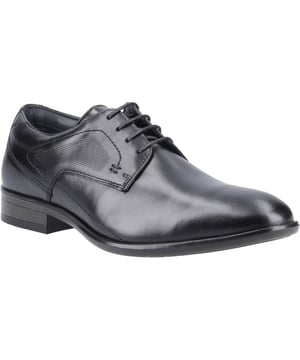 Erheben Sie Ihren Stil mit dem CARL Derby-Schuh, gefertigt aus italienischem Leder. Ideal für elegante Anlässe oder Büro-Outfits, besticht dieser schlichte Derby durch einen eleganten 4-Schnürungs-Verschluss und eine gepolsterte Ortholite®-Innensohle. Treten Sie selbstbewusst in die Welt der Raffinesse ein.