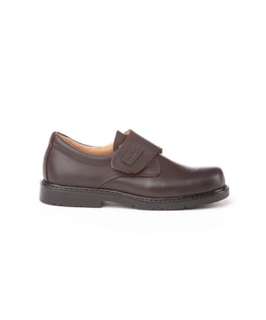 Una línea clásica. Cómodos y flexibles, ideales para los uniformes de cole. Zapato tipo blucher colegial con puntera de PVC reforzado fabricado en napa de piel bovina con sistema de cierre velcro. La parte interior está fabricada con forro de piel natural, protector de punteras y talones, planta con puente anatómico y suela de goma antideslizante. Calzado diseñado y fabricado en España.