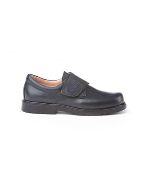 Una línea clásica. Cómodos y flexibles, ideales para los uniformes de cole. Zapato tipo blucher colegial con puntera de PVC reforzado fabricado en napa de piel bovina con sistema de cierre velcro. La parte interior está fabricada con forro de piel natural, protector de punteras y talones, planta con puente anatómico y suela de goma antideslizante. Calzado diseñado y fabricado en España.