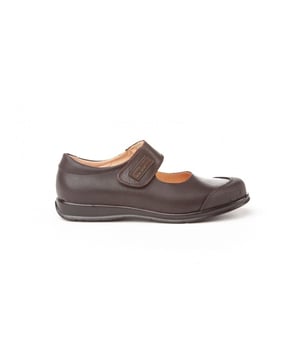 Una línea clásica. Cómodos y flexibles, ideales para los uniformes de cole. Zapato tipo bailarina colegial fabricado en charol de piel bovina con sistema de cierre velcro Go & Back. La parte interior está fabricada con forro de piel natural, protector de punteras y talones, planta con puente anatómico y suela de goma antideslizante. Calzado diseñado y fabricado en España.