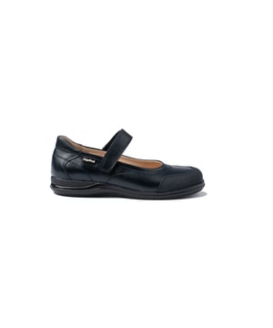 Una línea clásica. Cómodos y flexibles, ideales para los uniformes de cole. Zapato tipo bailarina colegial fabricado en charol de piel bovina con sistema de cierre velcro Go & Back. La parte interior está fabricada con forro de piel natural, protector de punteras y talones, planta con puente anatómico y suela de goma antideslizante. Calzado diseñado y fabricado en España.