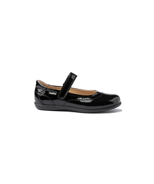 Una línea clásica. Cómodos y flexibles, ideales para los uniformes de cole. Zapato tipo bailarina colegial fabricado en charol de piel bovina con sistema de cierre velcro Go & Back. La parte interior está fabricada con forro de piel natural, protector de punteras y talones, planta con puente anatómico y suela de goma antideslizante. Calzado diseñado y fabricado en España.