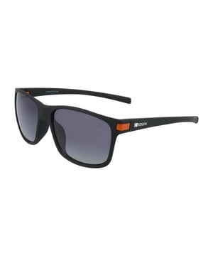 Diese Herren-Sonnenbrille von Kodak kombiniert ein sportliches und modernes Design mit lebendigen Details, die sie hervorstechen lassen.

 Form und Design:
 - Kodak-Sonnenbrille mit gebogener rechteckiger Form.

 Rahmenmaterial:
 - Der Rahmen dieser Sport-Sonnenbrille besteht aus Polycarbonat, einem Material, das für seine Stoßfestigkeit und Leichtigkeit bekannt ist.

 Koteletten:
 - Die Bügel sind passend zum Rahmenmaterial ebenfalls aus Polycarbonat gefertigt.

 Markendetails:
 - Kodak-Branding auf den Bügeln.

 Gläser:
 - Polarisiert: Nein.
 - Progression: Ja, kompatibel mit Gleitsichtgläsern.
 - Graduierung: Ja, anpassbar an Ihre visuellen Bedürfnisse.
 - 100 % UV400-Schutz.

 Die Farbe der Sonnenbrillengläser kann aufgrund von Lichteffekten oder Anpassungen der Materialverarbeitung leicht von den Bildern abweichen, ihren Stil und ihre Qualität behalten sie jedoch immer!
 Maßnahmen: Hohe Linse: 43 mm. Linsenbreite: 55 mm. Steg: 17 mm. Bügel: 135 mm.
 Komposition: Polycarbonat
 Pflege:
Nutzen Sie ein Mikrofasertuch um die Linsen zu reinigen und Kratzer zu vermeiden.