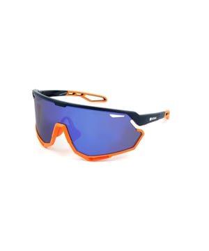 These Kodak men's sports sunglasses combine a futuristic, wraparound design with ergonomic details that offer maximum protection and style.

 Shape and design:
 - Kodak shield sunglasses with a single wraparound lens, ideal for full coverage.

 Frame Material:
 - Made of TR90 Nylon, an ultra-light, flexible and resistant material, these sunglasses guarantee comfort all day long.

 Sideburns:
 - The temples are also made of TR90, matching the frame material.

 Brand details:
 - Kodak branding on temples.

 Glasses:
 - Polarized: No.
 - Progression: Not allowed.
 - Graduation: Not allowed.
 - 100% UV400 protection.

 The color of the sunglasses lenses may vary slightly from the images due to lighting effects or adjustments in the material finish, but they will always retain their style and quality!
 Measures: Lens height: 54 mm. Lens width: 145 mm. Bridge: 0 mm. Temples: 125 mm.
 Composition: Nylon TR90
 Care:
Use a microfiber cloth to clean the lenses and avoid scratches.