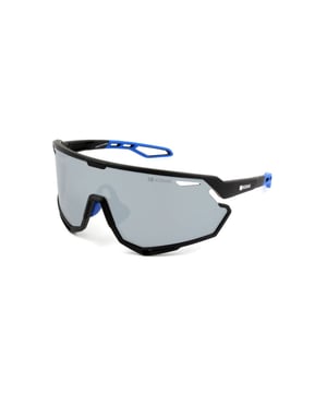These Kodak men's sports sunglasses combine a futuristic, wraparound design with ergonomic details that offer maximum protection and style.

 Shape and design:
 - Kodak shield sunglasses with a single wraparound lens, ideal for full coverage.

 Frame Material:
 - Made of TR90 Nylon, an ultra-light, flexible and resistant material, these sunglasses guarantee comfort all day long.

 Sideburns:
 - The temples are also made of TR90, matching the frame material.

 Brand details:
 - Kodak branding on temples.

 Glasses:
 - Polarized: No.
 - Progression: Not allowed.
 - Graduation: Not allowed.
 - 100% UV400 protection.

 The color of the sunglasses lenses may vary slightly from the images due to lighting effects or adjustments in the material finish, but they will always retain their style and quality!
 Measures: Lens height: 54 mm. Lens width: 145 mm. Bridge: 0 mm. Temples: 125 mm.
 Composition: Nylon TR90
 Care:
Use a microfiber cloth to clean the lenses and avoid scratches.