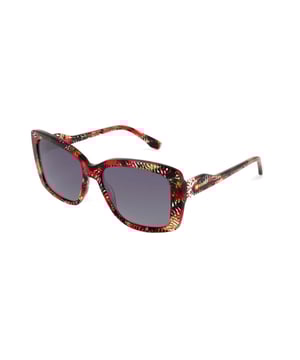Si te gusta llevar lo último en moda y los accesorios son vitales para tu imagen general, no te pierdas las gafas de sol para mujer Kodak FI40042.

Forma y diseño:
- Gafas de sol geométricas Kodak, combinando un diseño cuadrado sobredimensionado.

Material del marco:
- Hechas de acetato, un material ligero, duradero y de excelente calidad, estas gafas de sol ofrecen comodidad y un acabado refinado.

Patillas:
- Las patillas también están hechas de acetato, coincidiendo con el material del marco.

Detalles de la marca:
- Logotipos de Kodak en las patillas.

Lentes:
- Polarizadas: Sí.
- Progresivas: Sí, compatibles con lentes progresivas.
- Graduación: Sí, adaptables a tus necesidades visuales.
- Protección 100% UV400.

El color de las lentes de las gafas de sol puede variar ligeramente de las imágenes debido a efectos de iluminación o ajustes en el acabado del material, ¡pero siempre mantendrán su estilo y calidad!
Medidas: Altura de la lente: 45 mm. Ancho de la lente: 54 mm. Puente: 17 mm. Patillas: 145 mm.
Composición: Acetato
Cuidado:
Usa un paño de microfibra para limpiar las lentes y evitar rayones.