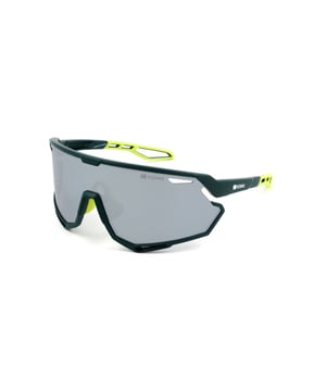 Estas gafas de sol deportivas hombre Kodak combinan un diseño futurista y envolvente con detalles ergonómicos que ofrecen máxima protección y estilo.

Forma y diseño:
- Gafas de sol Kodak tipo shield con lente única envolvente, ideal para una cobertura completa.

Material de la montura:
- Fabricadas en Nylon TR90, un material ultraligero, flexible y resistente, estas gafas de sol garantizan comodidad durante todo el día.

Patillas:
- Las patillas también están elaboradas de TR90, a juego con el material de la montura.

Detalles de la marca:
- Grabado de la marca Kodak en las patillas.

Lentes:
- Polarizadas: No.
- Progresión: No admite.
- Graduación: No admite.
- 100% protección UV400.

El color de las lentes de las gafas de sol puede variar ligeramente con respecto a las imágenes debido a efectos de iluminación o ajustes en el acabado del material, ¡pero siempre conservarán su estilo y calidad!
 Medidas: Alto lente: 54 mm. Ancho lente: 145 mm. Puente: 0 mm. Patillas: 125 mm.
 Composición: Nylon TR90
 Cuidados:
Usar un paño de microfibra para limpiar las lentes y evitar rayaduras.