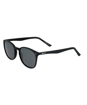 Als je graag de laatste mode draagt en accessoires essentieel zijn voor je algehele uitstraling, mis dan de Kodak CF90015 Unisex Zonnebril niet.

Vorm en design:
- Kodak zonnebrillen met een klassieke ronde vorm.

Frame materiaal:
- Gemaakt van TR90 Nylon, een ultra licht, flexibel en duurzaam materiaal, deze zonnebrillen garanderen de hele dag comfort.

Zijstaanders:
- De sleuven zijn ook gemaakt van TR90, passend bij het frame materiaal.

Merken details:
- Kodak branding op de sleuven.

Glazen:
- Gepolariseerd: Nee.
- Progressief: Ja, compatibel met progressieve lenzen.
- Verziendheid: Ja, aan te passen aan jouw visuele behoeften.
- 100% UV400 bescherming.

De kleur van de zonnebrilglazen kan iets afwijken van de afbeeldingen door lichteffecten of aanpassingen in de materiaalafwerking, maar ze zullen altijd hun stijl en kwaliteit behouden!
Afmetingen: Lenshoogte: 41 mm. Lensbreedte: 50 mm. Neusbrug: 18 mm. Sleuven: 145 mm.
Samenstelling: Nylon TR90
Onderhoud:
Gebruik een microvezeldoek om de glazen te reinigen en krassen te voorkomen.