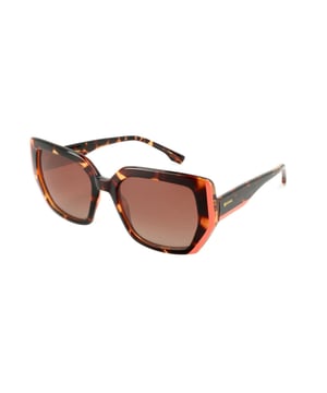 Estas gafas de sol para mujer de Kodak combinan un diseño clásico y moderno con detalles discretos que añaden sofisticación.

Forma y diseño:
- Estas gafas de sol cuentan con una forma geométrica de gran tamaño, ideal para un look moderno y audaz.

Material de la montura:
- La montura de estas gafas de sol está hecha de policarbonato, un material conocido por su resistencia al impacto y ligereza.

Patillas:
- Las patillas también están hechas de policarbonato, a juego con el material de la montura.

Detalles de la marca:
- Logo de Kodak en las patillas.

Lentes:
- Polarizadas: Sí.
- Progresivas: Sí, compatibles con lentes progresivas.
- Graduación: Sí, adaptables a tus necesidades visuales.
- Protección 100% UV400.

El color de las lentes de las gafas de sol puede variar ligeramente de las imágenes debido a efectos de iluminación o ajustes en el acabado del material, ¡pero siempre mantendrán su estilo y calidad!
Medidas: Altura de la lente: 45 mm. Ancho de la lente: 53 mm. Puente: 18 mm. Patillas: 145 mm.
Composición: Policarbonato.
Cuidado:
Utiliza un paño de microfibra para limpiar las lentes y evitar rayones.