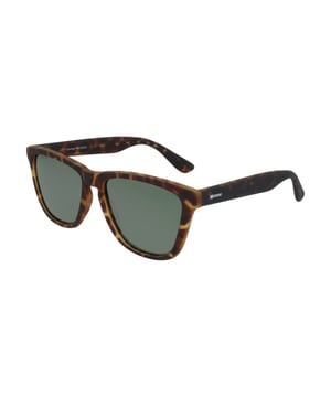 Estas gafas de sol para mujeres de Kodak combinan un diseño clásico y moderno con detalles discretos que añaden sofisticación.

Forma y diseño:
- Gafas de sol cuadradas a la moda con bordes suavemente curvados, ideales para un estilo versátil y atemporal.

Material de la montura:
- La montura de estas gafas está hecha de policarbonato, un material conocido por su resistencia al impacto y ligereza.

Patillas:
- Las patillas también están hechas de policarbonato, coincidiendo con el material de la montura.

Detalles de la marca:
- Logotipo de Kodak en las patillas.

Lentes:
- Polarizadas: Sí.
- Progresión: No permitida.
- Graduación: No admitida.
- Protección UV400 al 100%.

El color de las lentes de las gafas puede variar ligeramente de las imágenes debido a efectos de iluminación o ajustes en el acabado del material, ¡pero siempre mantendrán su estilo y calidad!
Medidas: Altura de la lente: 42 mm. Ancho de la lente: 54 mm. Puente: 16 mm. Patillas: 140 mm.
Composición: Policarbonato
Cuidado:
Utiliza un paño de microfibra para limpiar las lentes y evitar arañazos.