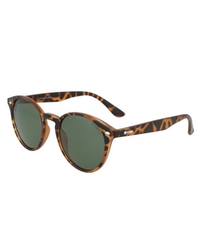 Si te gusta lucir lo último en moda y los accesorios son vitales para el conjunto de tu imagen, no te quedes sin las Gafas de Sol Unisex Kodak CF90011.

Forma y diseño:
- Gafas sol Kodak con forma redonda clásica.

Material de la montura:
- Fabricadas en Nylon TR90, un material ultraligero, flexible y resistente, estas gafas de sol garantizan comodidad durante todo el día.

Patillas:
- Las patillas también están elaboradas de TR90, a juego con el material de la montura.

Detalles de la marca:
- Grabado de la marca Kodak en las patillas.

Lentes:
- Polarizadas: No.
- Progresión: Sí, compatibles con lentes progresivos.
- Graduación: Sí, adaptables a tus necesidades visuales.
- 100% protección UV400.

El color de las lentes de las gafas de sol puede variar ligeramente con respecto a las imágenes debido a efectos de iluminación o ajustes en el acabado del material, ¡pero siempre conservarán su estilo y calidad!
 Medidas: Alto lente: 46 mm. Ancho lente: 49 mm. Puente: 20 mm. Patillas: 145 mm.
 Composición: Nylon TR90
 Cuidados:
Usar un paño de microfibra para limpiar las lentes y evitar rayaduras.
